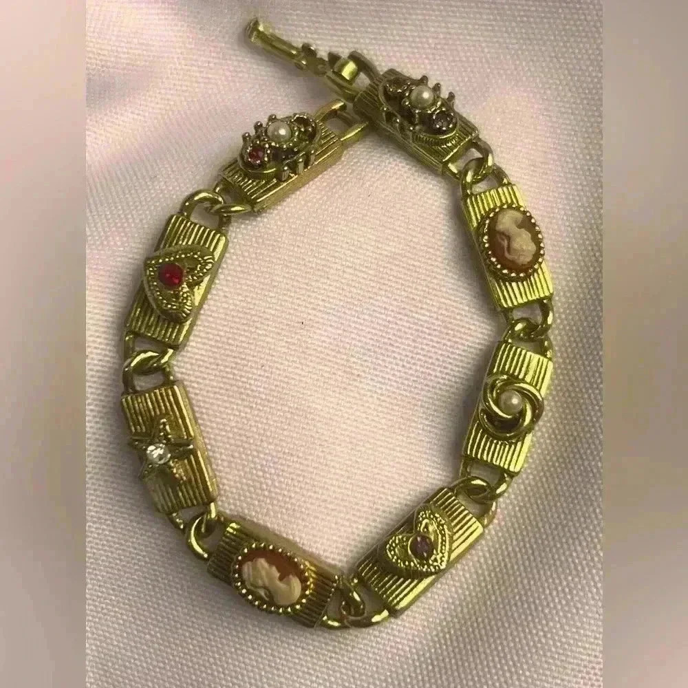 Beautiful Vintage unSigned Goldette Victorian Revival Slide Charm Bracelet - Picture 6 of 16